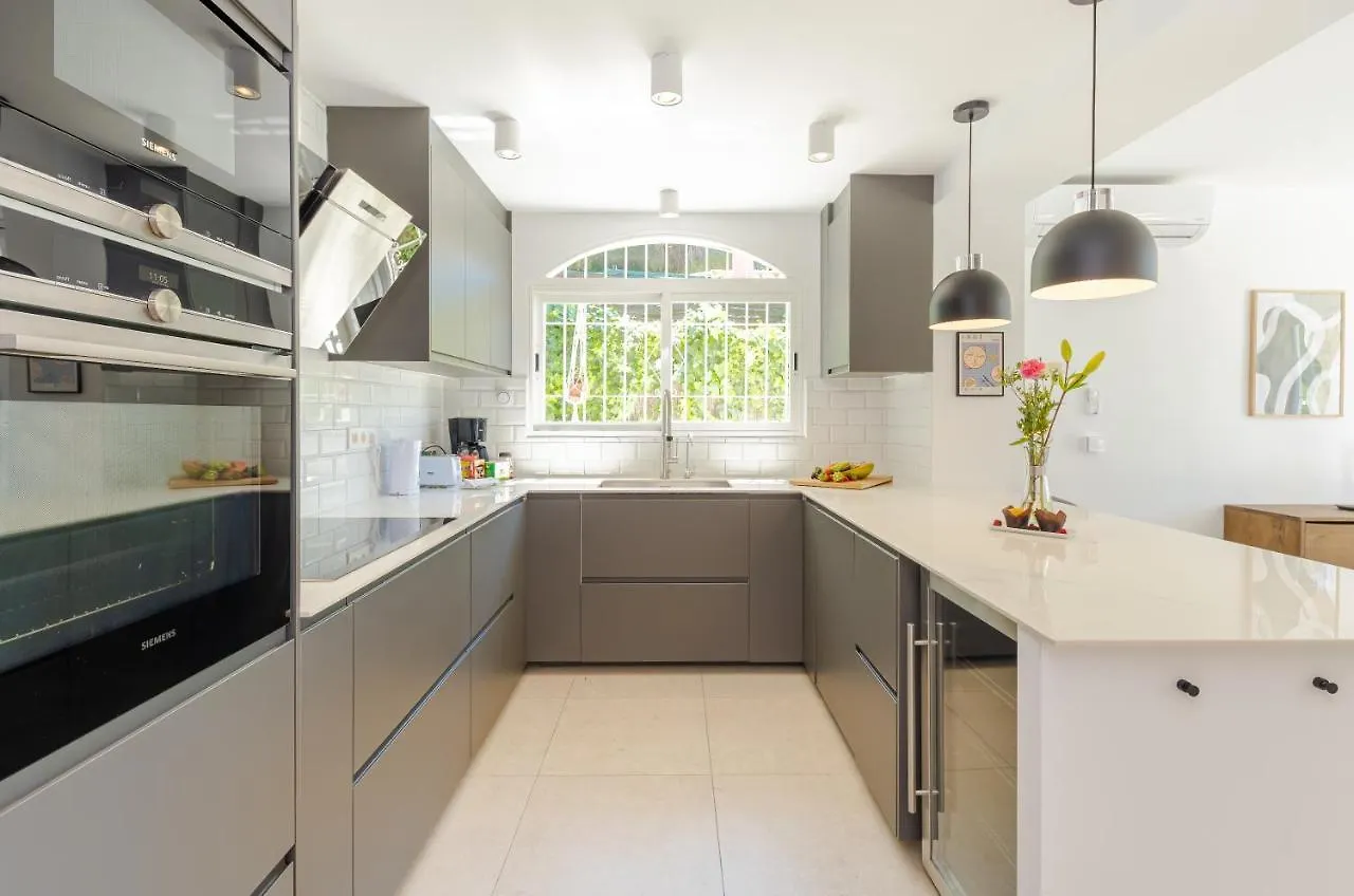 Modern Villa With Heated Pool & Bbq Next To The Beach Marbella